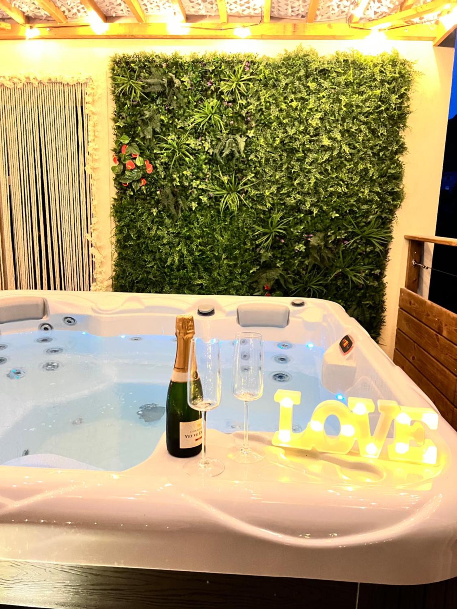Love Room Tente Lodge Spa Mfg Chez C&C, Exclusivement Reservee Aux Adultes Cantaron Exteriér fotografie
