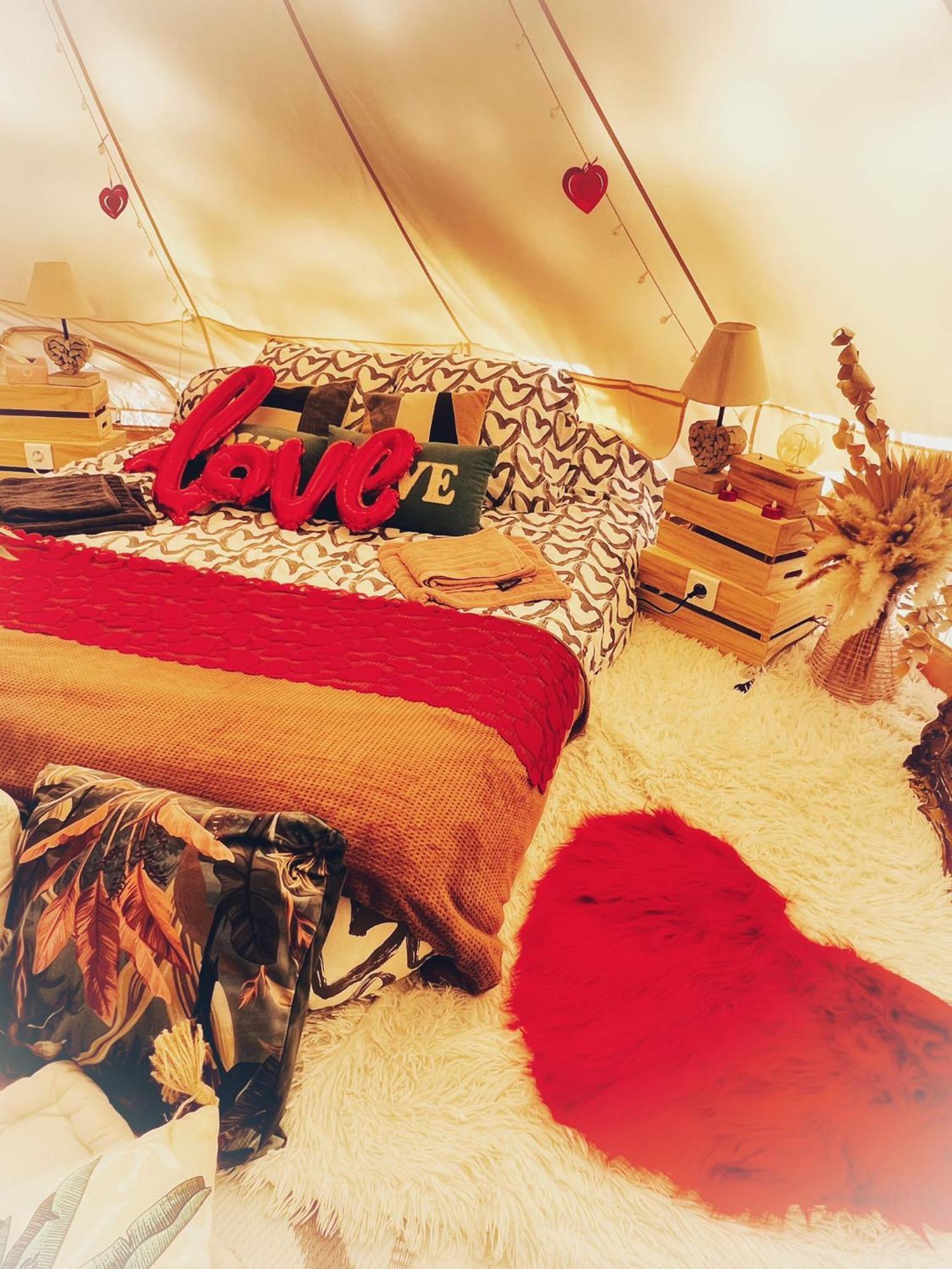 Love Room Tente Lodge Spa Mfg Chez C&C, Exclusivement Reservee Aux Adultes Cantaron Exteriér fotografie